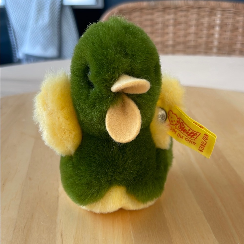 Vintage duckling Steiff in new condition.